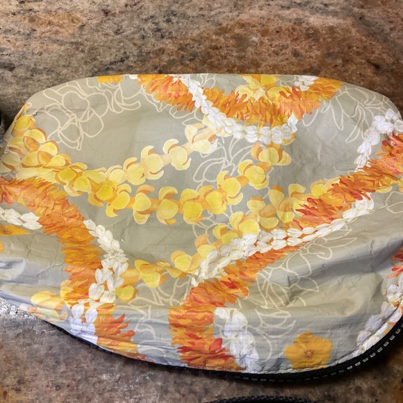 LOLA Simply Sisters Hawaiian Floral Lei Waist Bag Pouch - Picture 3 of 9